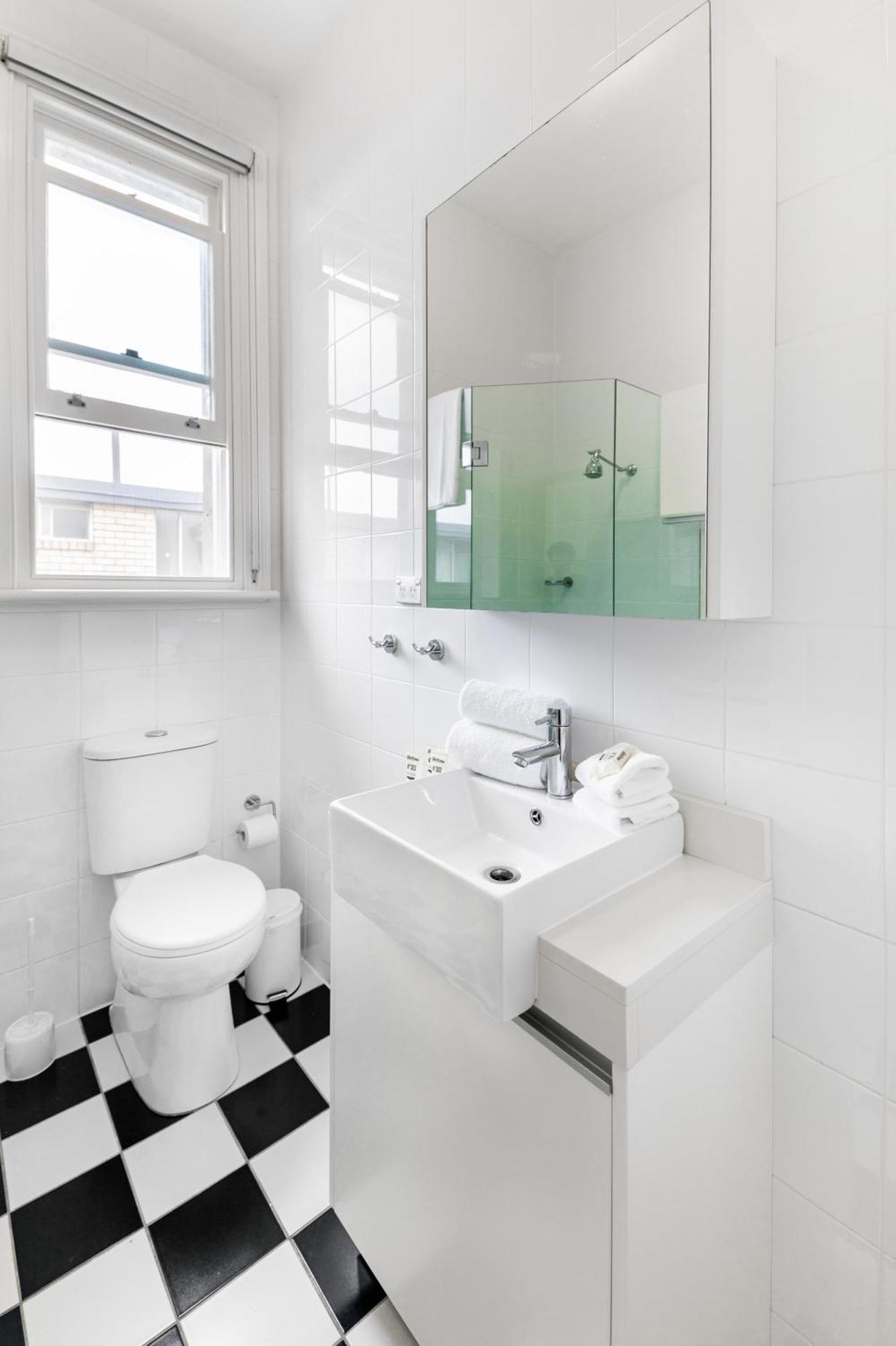 Designer Styled In Trendy Glebe Apartment *